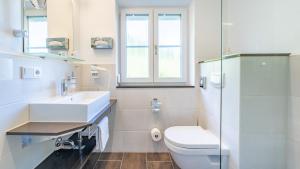 鲁波尔丁Hotel Steffl Garni的白色的浴室设有卫生间和水槽。