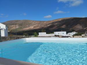 Tabayesco潘乔之家度假屋的一座大游泳池,后面是群山