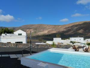 Tabayesco潘乔之家度假屋的享有房屋和山脉景致的游泳池