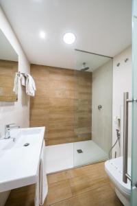 杰里亚La Colina的带淋浴和白色盥洗盆的浴室