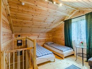 库尔泽尼克Chata Leśna Polana的小木屋内一间卧室,配有两张床