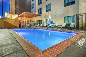 普莱诺TownePlace Suites Dallas Plano/Richardson的大楼前的大型蓝色游泳池