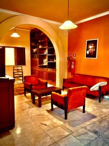 科伦巴Dom Alberto Hostel的客厅配有红色家具和拱门