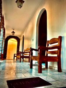 科伦巴Dom Alberto Hostel的走廊,楼内有两把木凳