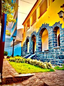 科伦巴Dom Alberto Hostel的一座拥有蓝色石墙和街灯的建筑