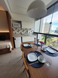 巴西利亚Garvey Park Hotel - Quarto Premium 409的一张餐桌,位于带大窗户的房间里