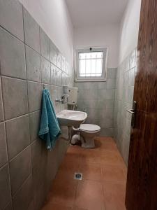 伯利恒Naji's House in Bethlehem-Full apartement的一间带水槽和卫生间的浴室以及窗户。