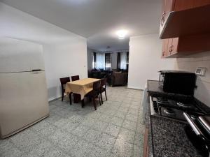 伯利恒Naji's House in Bethlehem-Full apartement的厨房以及带桌椅的用餐室。