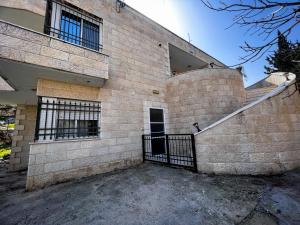 伯利恒Naji's House in Bethlehem-Full apartement的砖砌的建筑,上面有门和楼梯