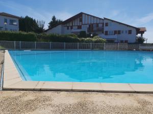 昂代Appartement à Hendaye avec piscine et à côté de la plage的一座大蓝色游泳池,位于房子前