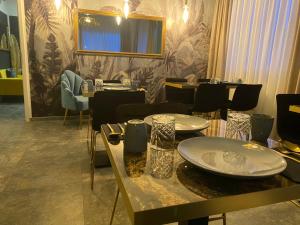 明斯特MARRAM Suitehotel的餐厅内带桌椅的用餐室