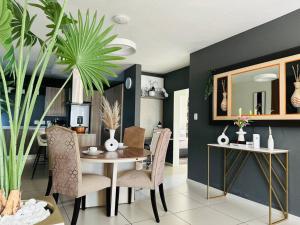 约翰内斯堡D&DLuxury Rivonia Apartments with inverter的一间带桌椅的用餐室