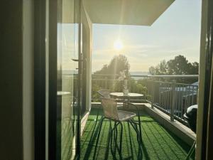 约翰内斯堡D&DLuxury Rivonia Apartments with inverter的阳台的天井配有桌椅
