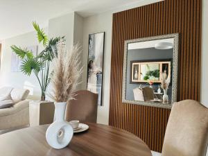 约翰内斯堡D&DLuxury Rivonia Apartments with inverter的客厅配有桌子和镜子