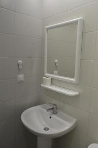 斯基亚索斯镇Pansion L'isola的白色的浴室设有水槽和镜子