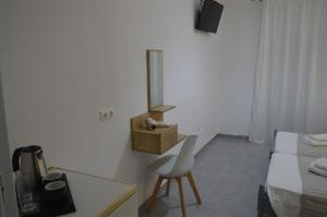 斯基亚索斯镇Pansion L'isola的配有床、椅子和桌子的房间