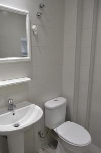 斯基亚索斯镇Pansion L'isola的白色的浴室设有卫生间和水槽。