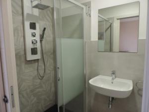 维罗纳Sciesa Guest House的带淋浴和盥洗盆的浴室