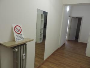 维罗纳Sciesa Guest House的墙上有禁烟标志的房间