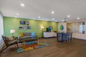 橘园WoodSpring Suites Jacksonville Orange Park的客厅配有沙发和桌子