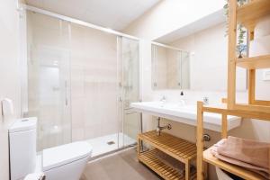 塞维利亚Apartamento estelar con piscina y garaje nervión的带淋浴卫生间和盥洗盆的浴室