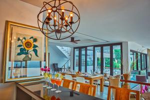 Fully Serviced Grand Villa Luxury Time Phuket餐厅或其他用餐的地方