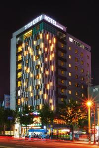 蔚山蔚山市酒店 的夜间有灯的酒店大楼