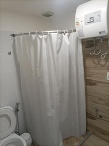 梅塞德斯Lavalleja 71的带淋浴帘和卫生间的浴室
