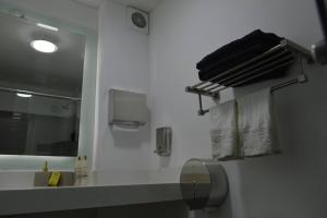 阿雷基帕Hermoso departamento en exclusivo Condominio的一间带水槽和镜子的浴室