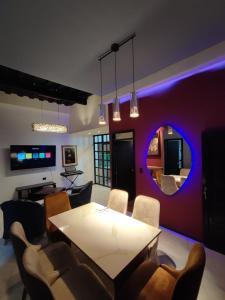 帕斯托Vymar and Loto Azul的一间带桌椅和镜子的用餐室