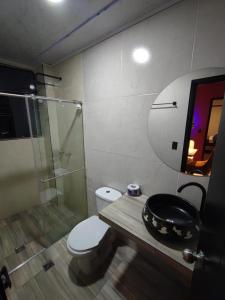 帕斯托Vymar and Loto Azul的一间带卫生间和玻璃淋浴间的浴室