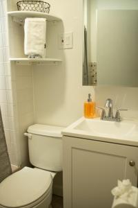 EverettCozy Getaway的白色的浴室设有卫生间和水槽。