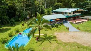 福尔图纳Villa El Bosque La Fortuna的享有带大型游泳池的别墅的空中景致