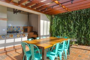 阿瓜斯迪林多亚Villa Boréal Hostellerie的一个带绿色墙壁的庭院里的桌椅