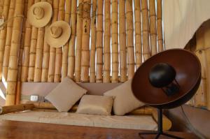 阿雷基帕Casa CORAZON DE LEÓN AQP的墙上挂着帽子的沙发