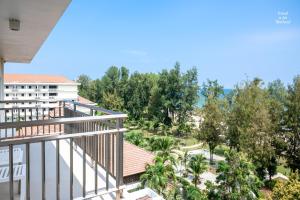 华欣Seapine Beach Golf and Resort Hua Hin的从度假村的阳台上可欣赏到风景。