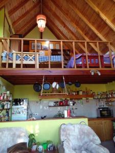 埃尔卡拉法特Casa de Lago y Montaña的带厨房的客房 - 带阁楼