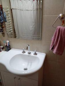 埃尔卡拉法特Casa de Lago y Montaña的浴室设有白色水槽和镜子