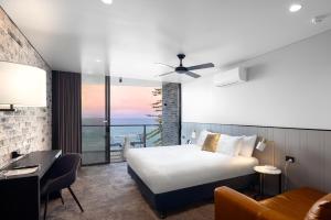 雷德克利夫塞贝尔布里斯班马盖特海滩酒店的酒店客房设有一张床,享有海景。