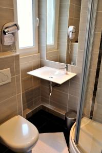 圣马洛Hotel Le Croiseur Ginette Intra Muros的一间带水槽和卫生间的浴室