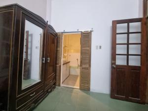 Ðông Mỹ (2)Katie's homestay的一间带木门的浴室和一间带水槽的浴室