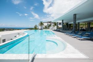 卡塔海滩普吉岛美景公寓式酒店的屋顶上的游泳池