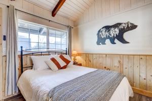 南太浩湖Tahoe Mountain Inn的卧室配有一张挂在墙上的熊床