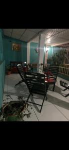 莱昂Habitación en casa Familiar的一间房间,配有两把椅子和一张桌子,种植了植物