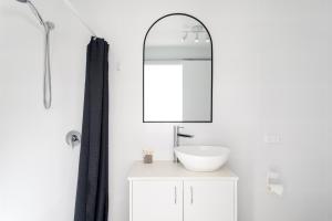 黄金海岸黄金海岸伯利汽车旅馆的白色的浴室设有水槽和镜子