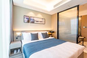 重庆重庆壹棠酒店公寓的一间卧室设有一张大床和淋浴