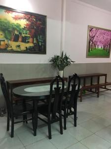 波来古市Homestay 484的一间带桌椅和绘画的用餐室