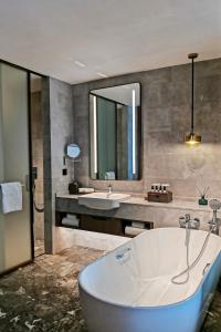 广州琶洲岭南东方酒店的一间带大浴缸和水槽的浴室