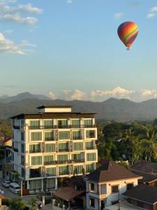 万荣VANG VIENG TOPVIEW HOTEL的风筝飞过一座建筑