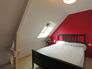 Gîte Sainte-Opportune, 4 pièces, 6 personnes - FR-1-497-178的卧室设有红色的墙壁和一张床